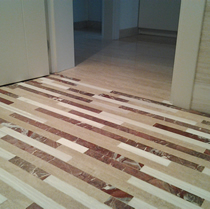 Pavimento in Rosso Francia, Travertino e Rosa Egeo effetto "Patchwork".
