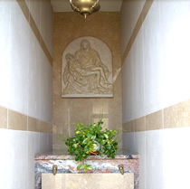 Bassorilievo in marmo Grolla bocciardato e lucidato su cappella al cimitero.