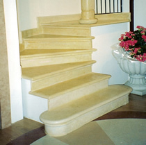 Scala in Silvia oro anticato con costa a toro con alzatina sagomata.